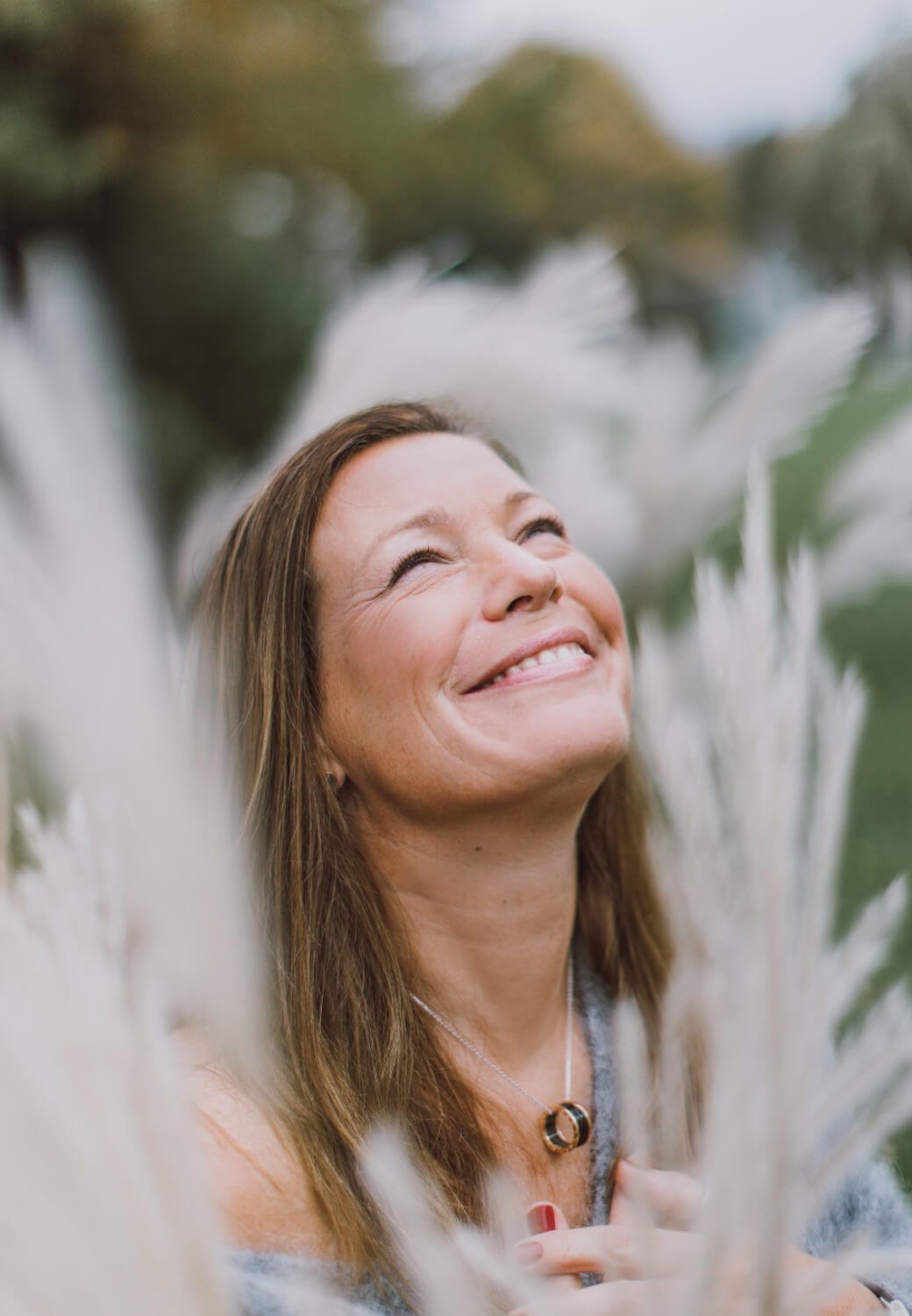 Carola Kissel steht in einem Feld